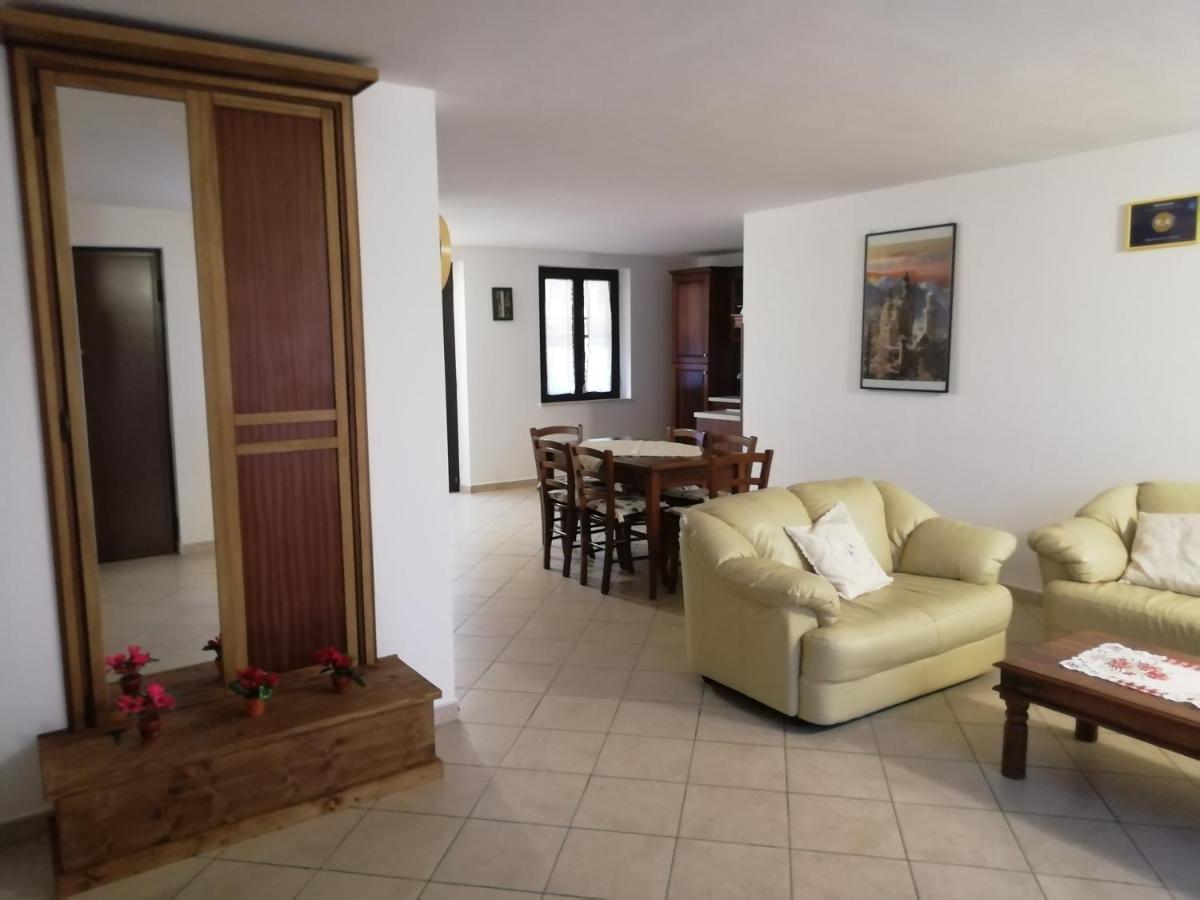 Appartamento Joanna Nurachi Bagian luar foto